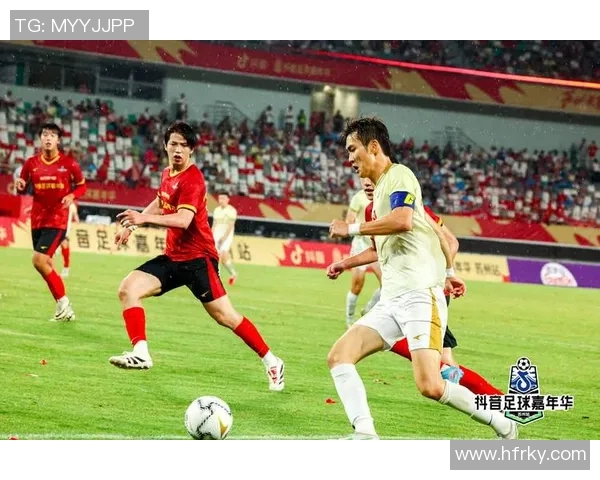 中外足球明星风采对比解析展现不同文化背景下的足球魅力与技艺 中外足球明星风采对比解析展现不同文化背景下的足球魅力与技艺