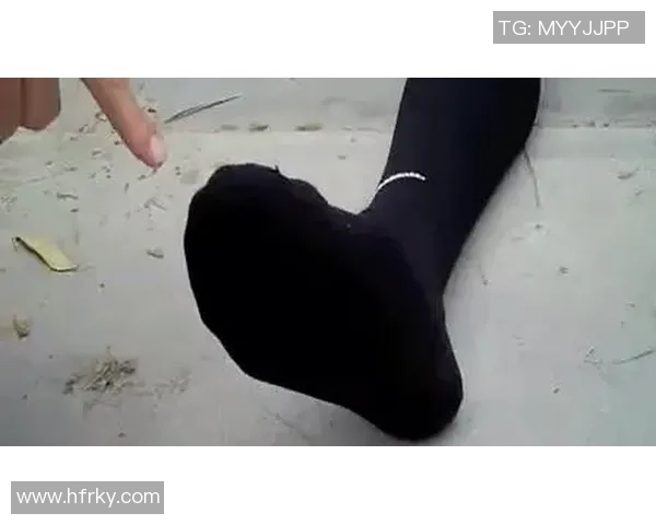 帅哥的黑色臭足球袜背后隐藏的故事与青春回忆 帅哥的黑色臭足球袜背后隐藏的故事与青春回忆