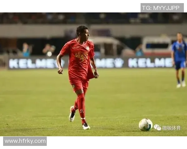 足球杰瑞的传奇旅程：从草根球员到世界舞台的闪耀明星